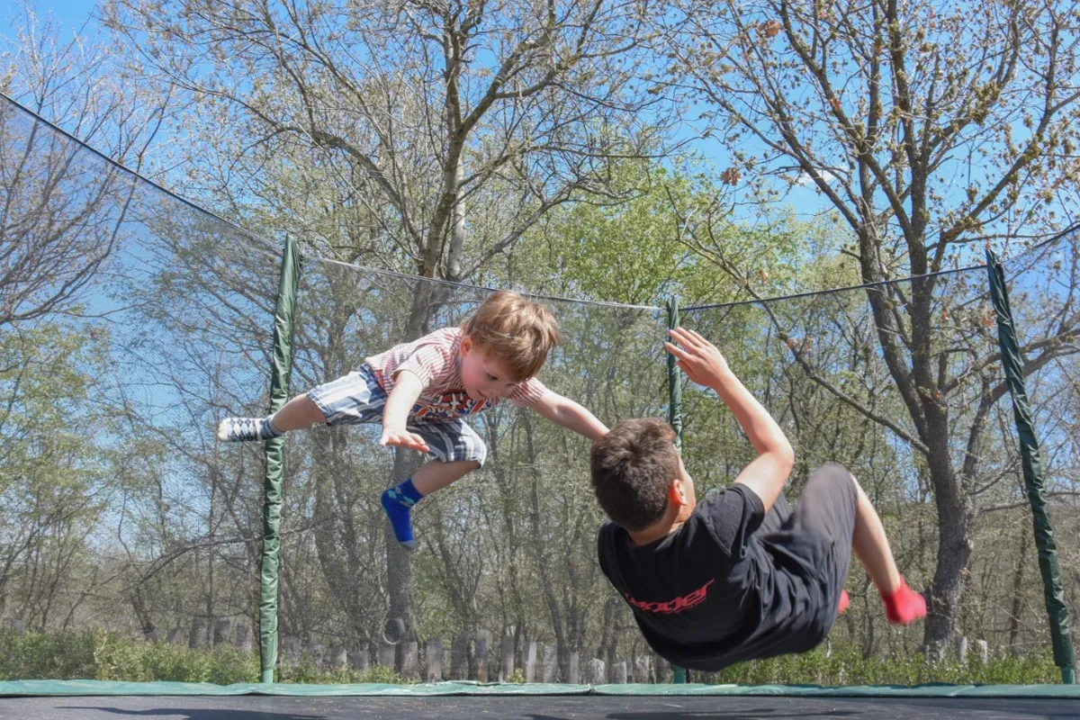 Прыжок в лето: 5 советов, как правильно подобрать батут для дачи